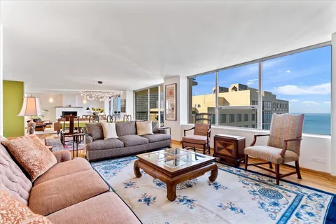 $674,500 | 5201 South Cornell Avenue, Unit 22AB, Chicago, IL 60615
