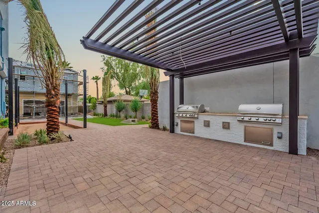 $979,900 | 127 West Holcomb Lane, Phoenix, AZ 85003