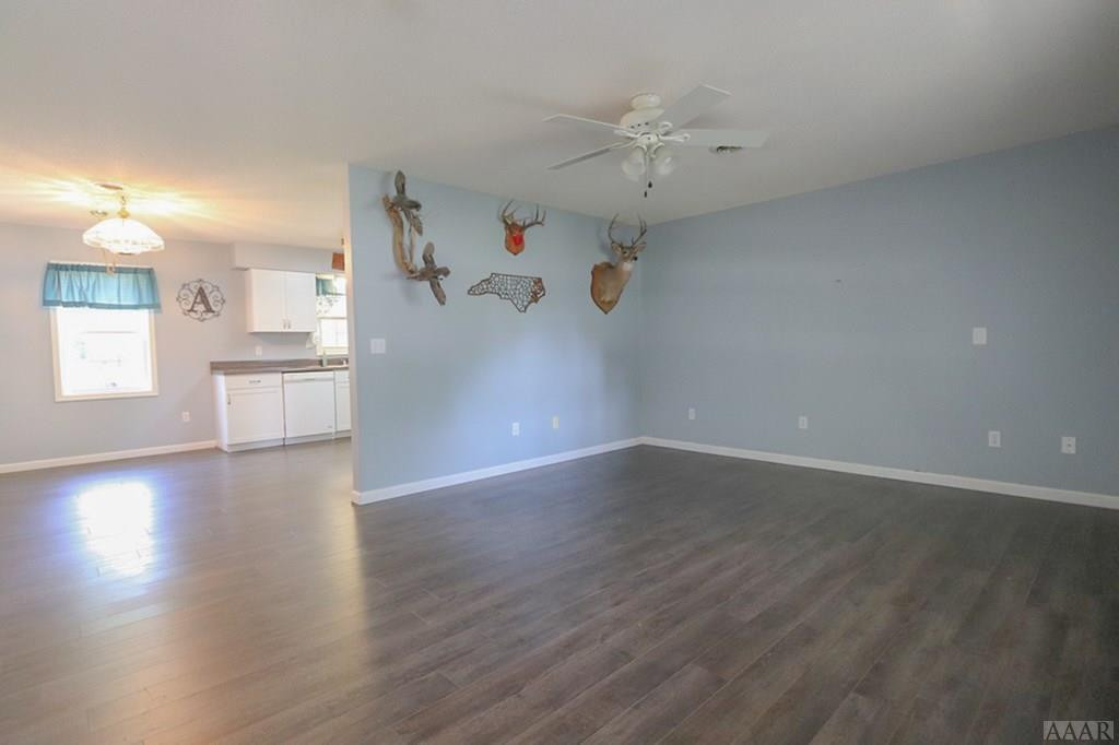 391 Country Club Road Camden, NC 27921 - Photo 3 of 42 Livingroom