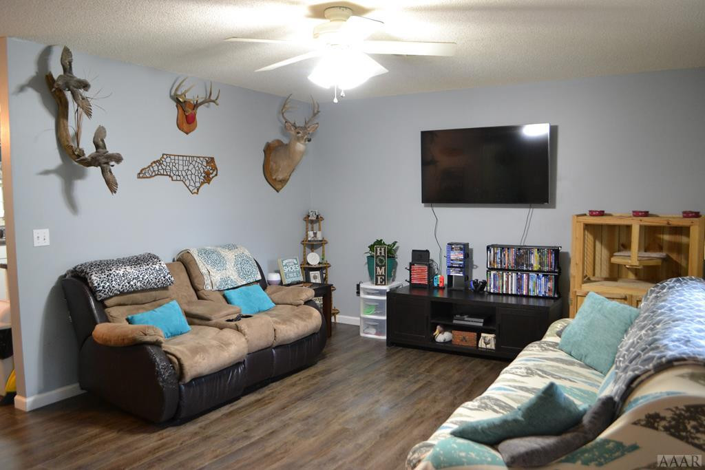 391 Country Club Road Camden, NC 27921 - Photo 8 of 42 Livingroom 2