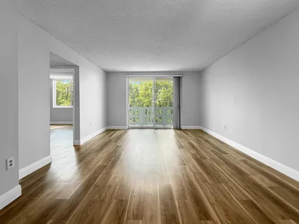 $1,700 | 919 Hillcrest Drive, Unit 511, Hollywood, FL 33021