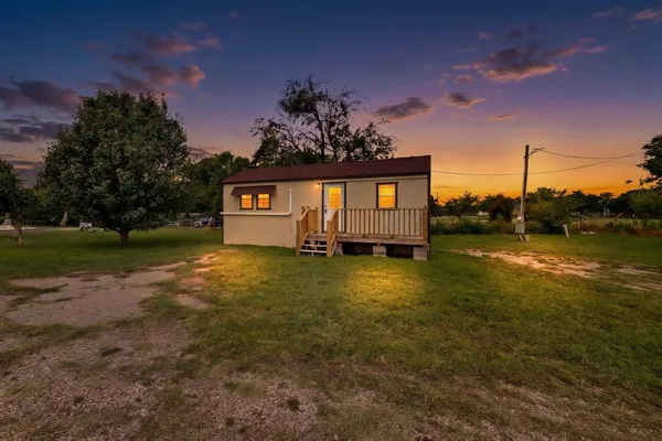 $1,350 | 1661 East 2nd Street, Cleburne, TX 76031