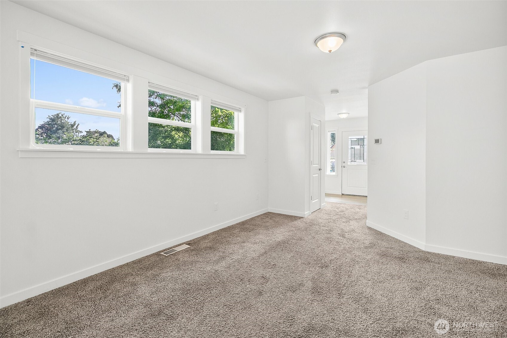 709 3rd Avenue South Kent, WA 98032 - Photo 6 of 26 an empty room with windows and closet
