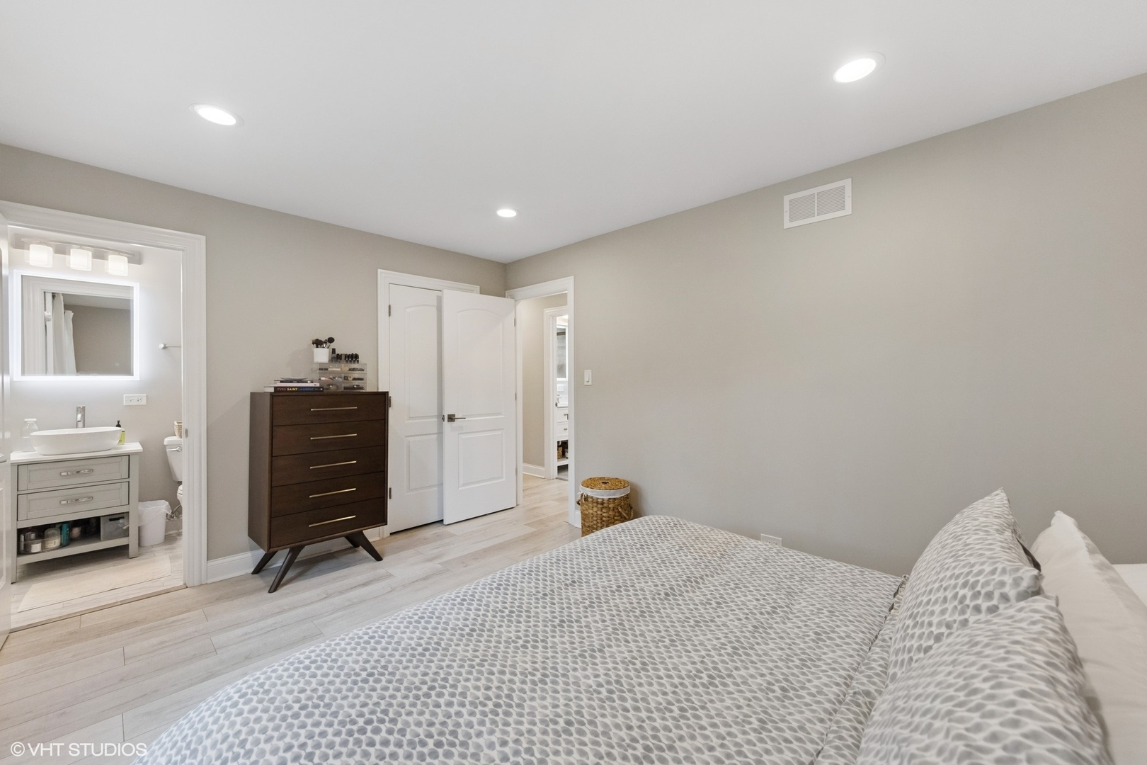 486 Old Surrey Road, Unit B Hinsdale, IL 60521 - Photo 17 of 31 Gallery Image 17