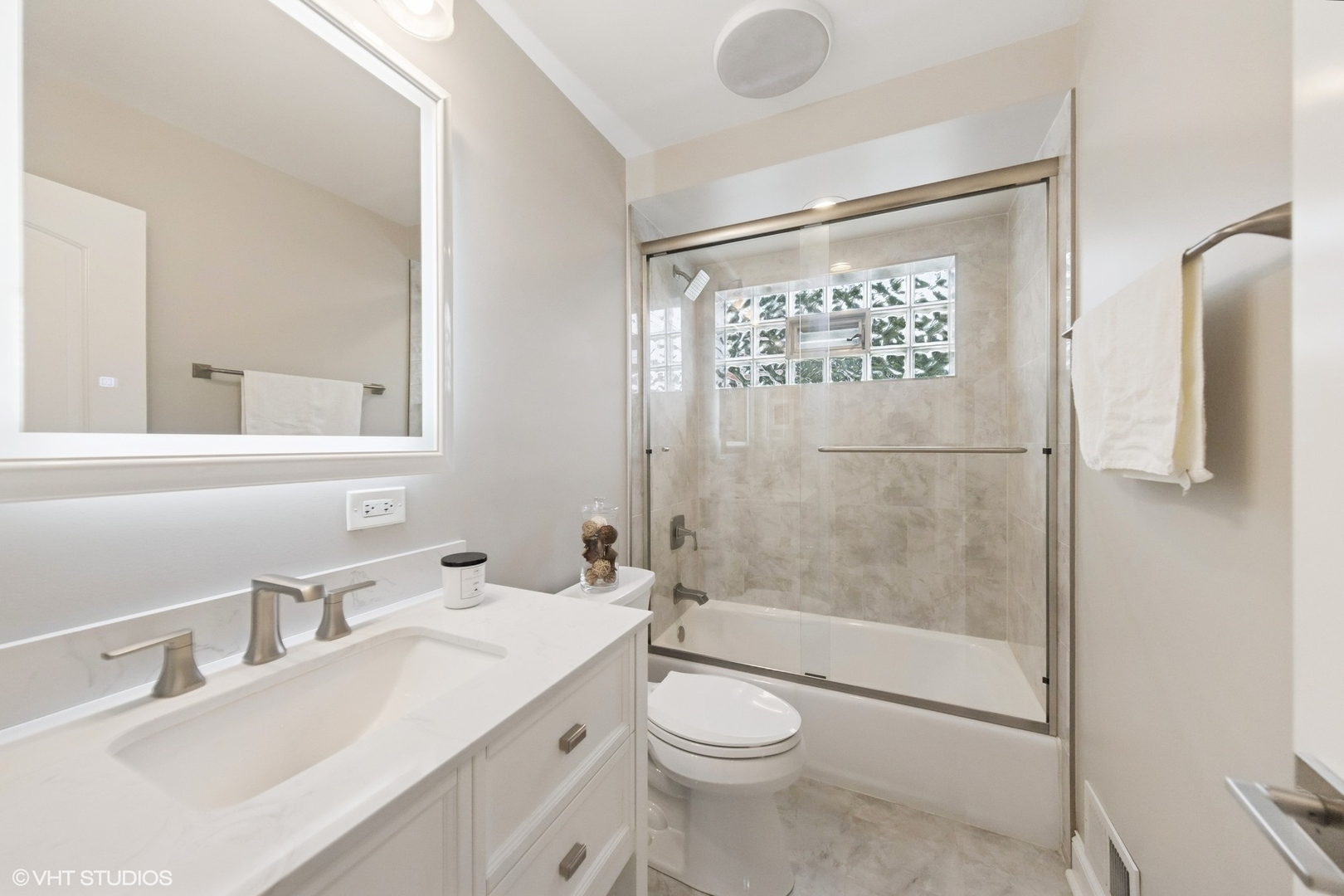 486 Old Surrey Road, Unit B Hinsdale, IL 60521 - Photo 21 of 31 Gallery Image 21