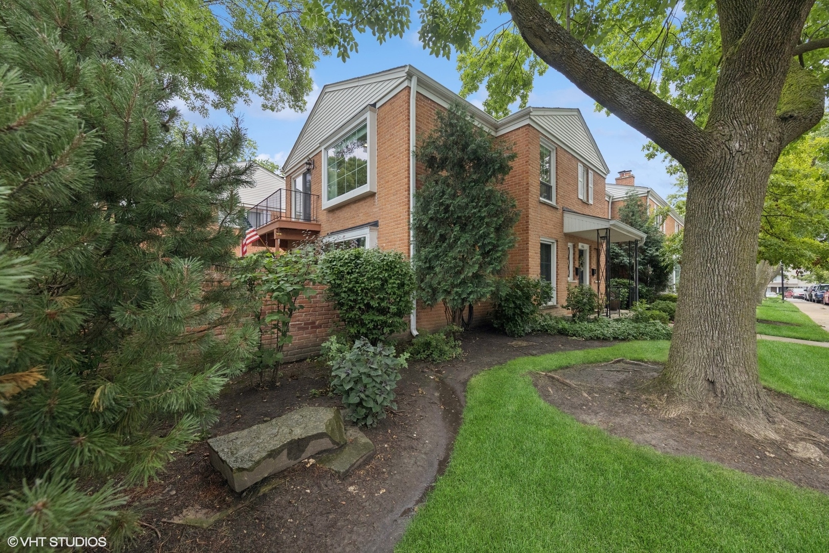 486 Old Surrey Road, Unit B Hinsdale, IL 60521 - Photo 3 of 31 Gallery Image 3
