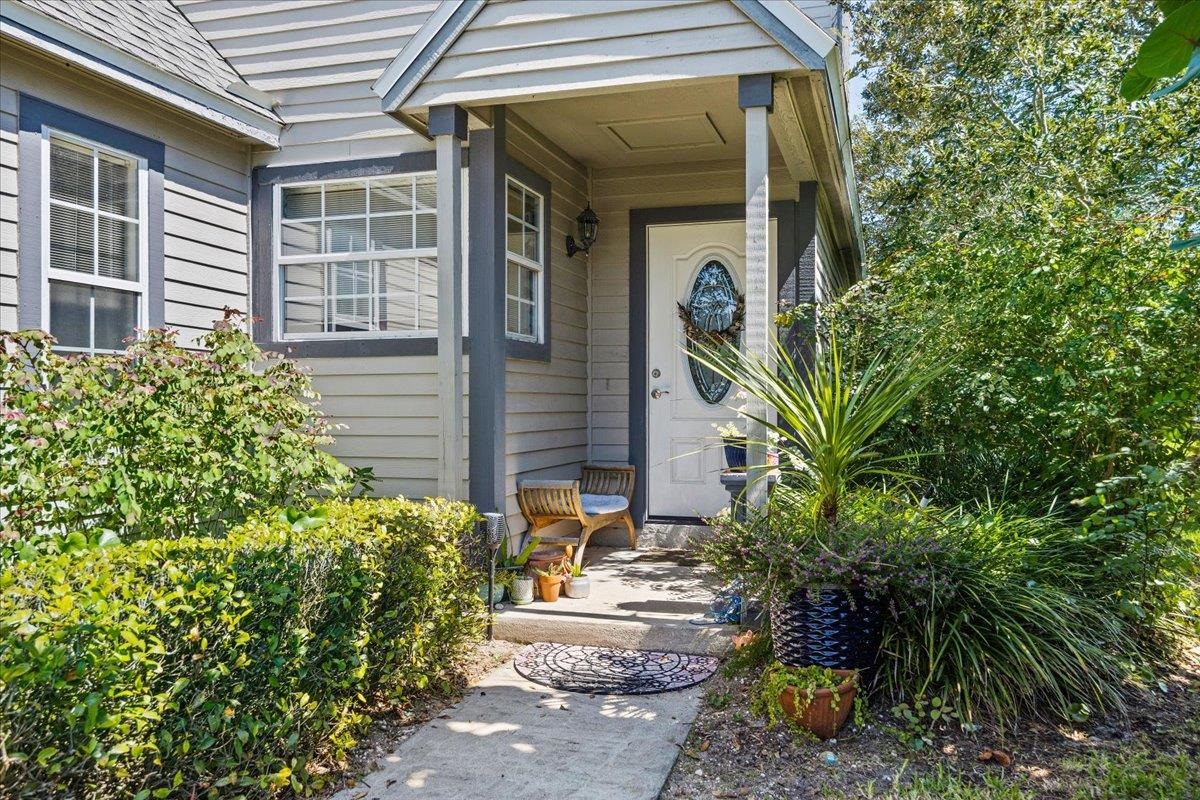 100 North Lake Circle St. Augustine, FL 32084 - Photo 3 of 25 a front view of a house with a yard