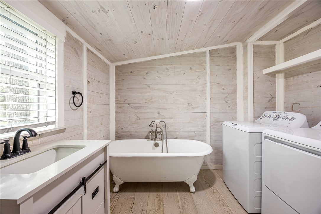 2283 Tigerpoint Road Brenham, TX 77833 - Photo 22 of 27 a bathroom with a sink and a bathtub