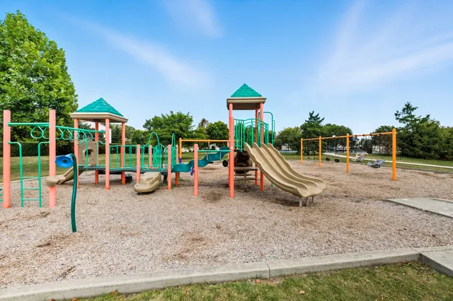 $440,000 | 1189 Grissom Trail, Elk Grove Village, IL 60007