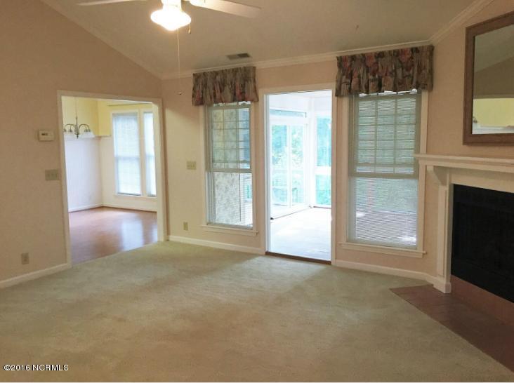 128 Cedar Road Pine Knoll Shores, NC 28512 - Photo 12 of 31 Living Room