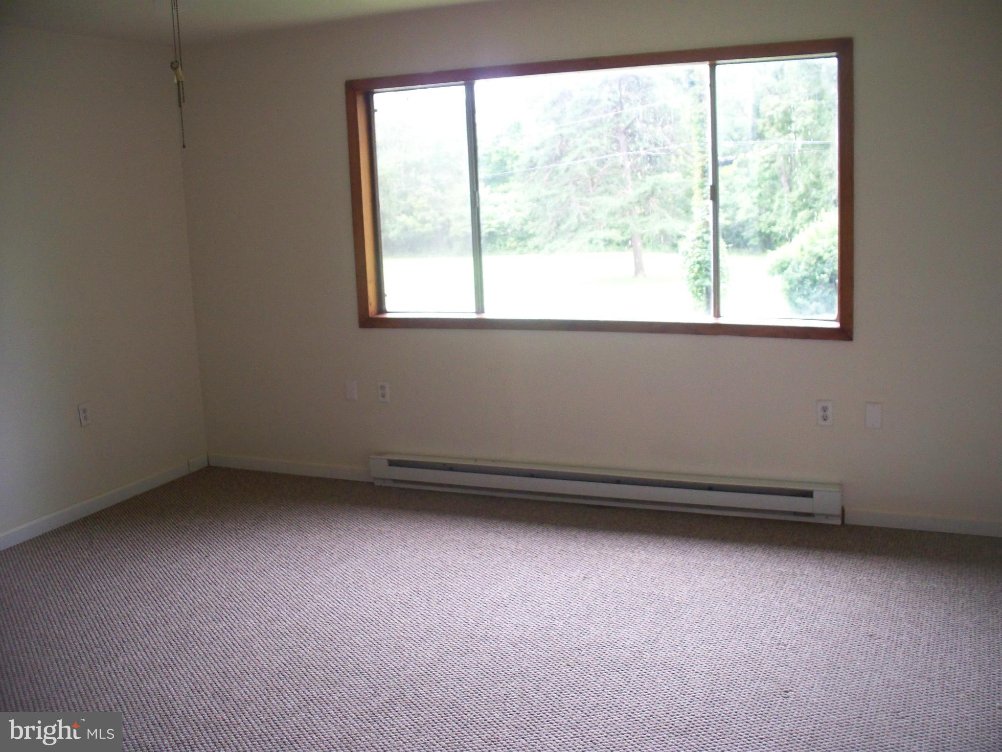 13809 Craddock Road Southwest Cumberland, MD 21502 - Photo 6 of 10 Living Room