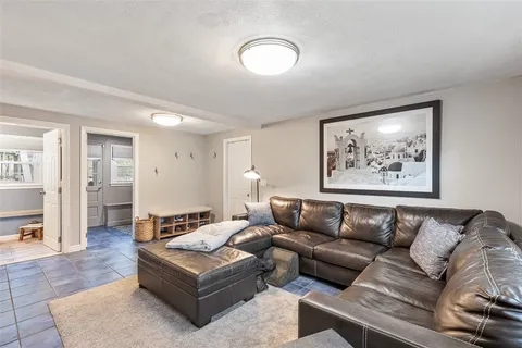 $899,000 | 7 Meadowbrook Drive, Barrington, RI 02806