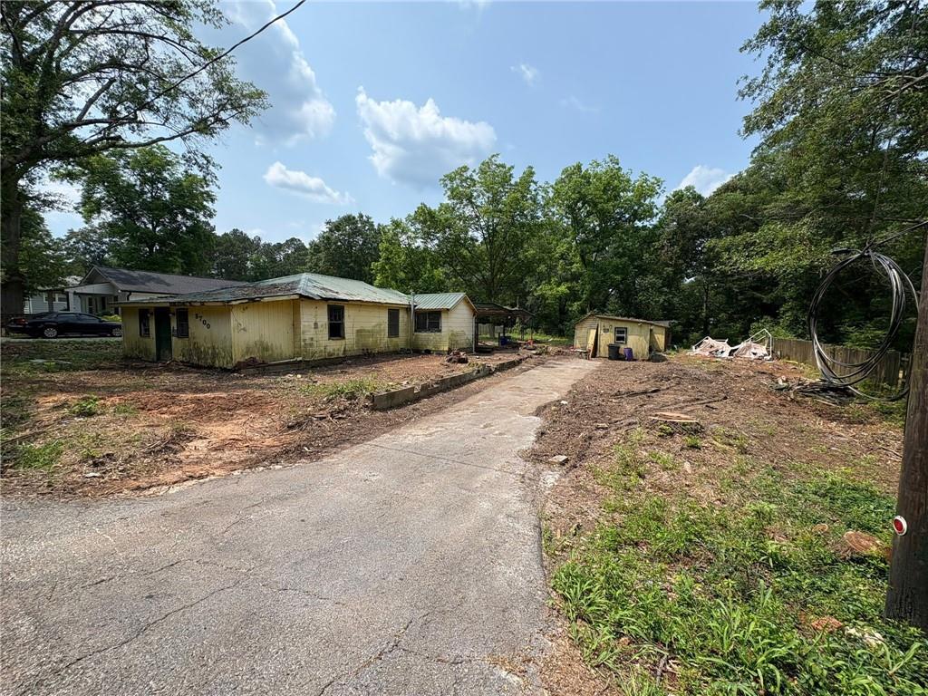 a view of a house with a yard