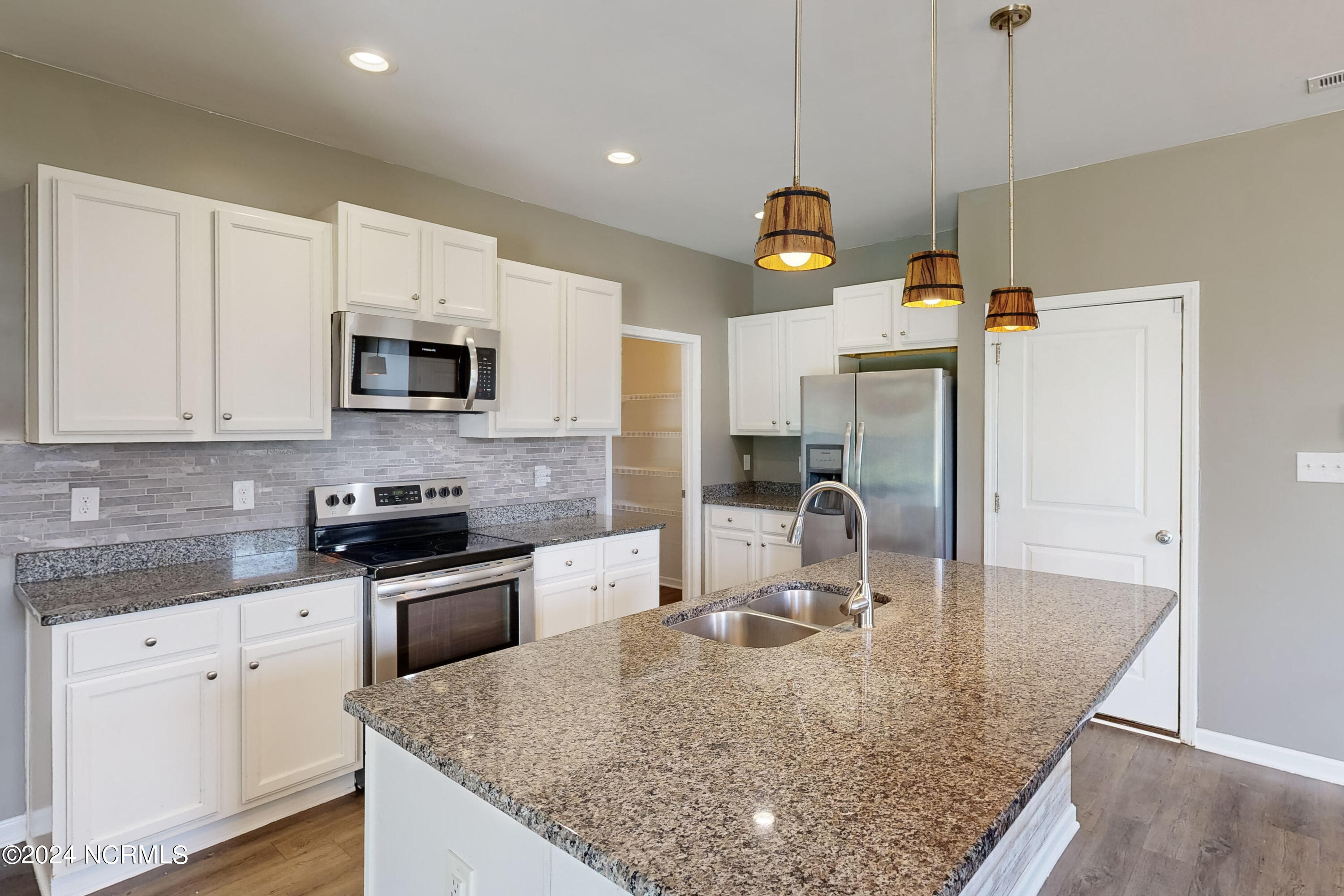 405 Saxby Way Holly Ridge, NC 28445 - Photo 15 of 54 Kitchen - granite - stainless steel appl