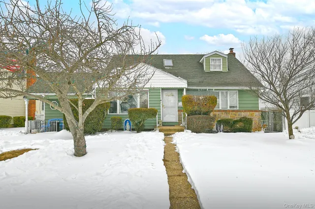 $715,000 | 325 Cayuga Avenue, East Meadow, NY 11554
