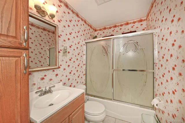 $715,000 | 325 Cayuga Avenue, East Meadow, NY 11554