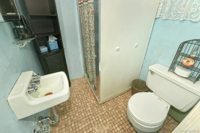 $715,000 | 325 Cayuga Avenue, East Meadow, NY 11554