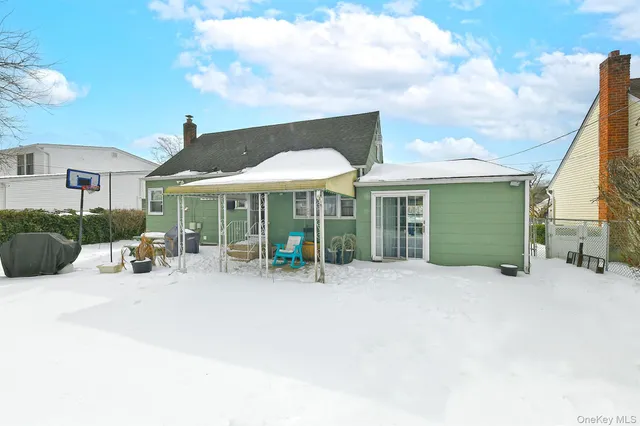 $715,000 | 325 Cayuga Avenue, East Meadow, NY 11554