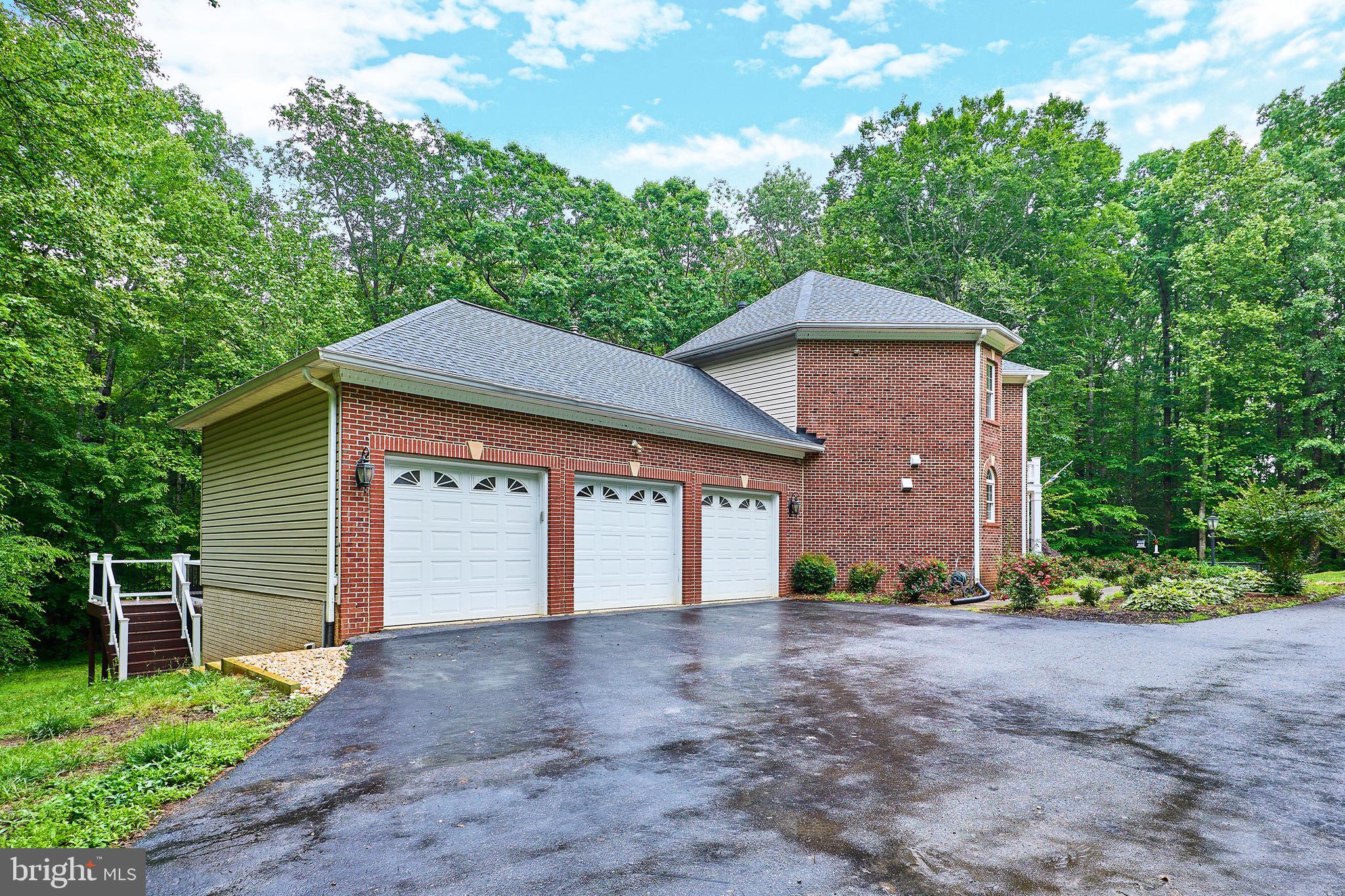 14431 Aden Road Nokesville, VA 20181 - Photo 4 of 38 3 car attached garage