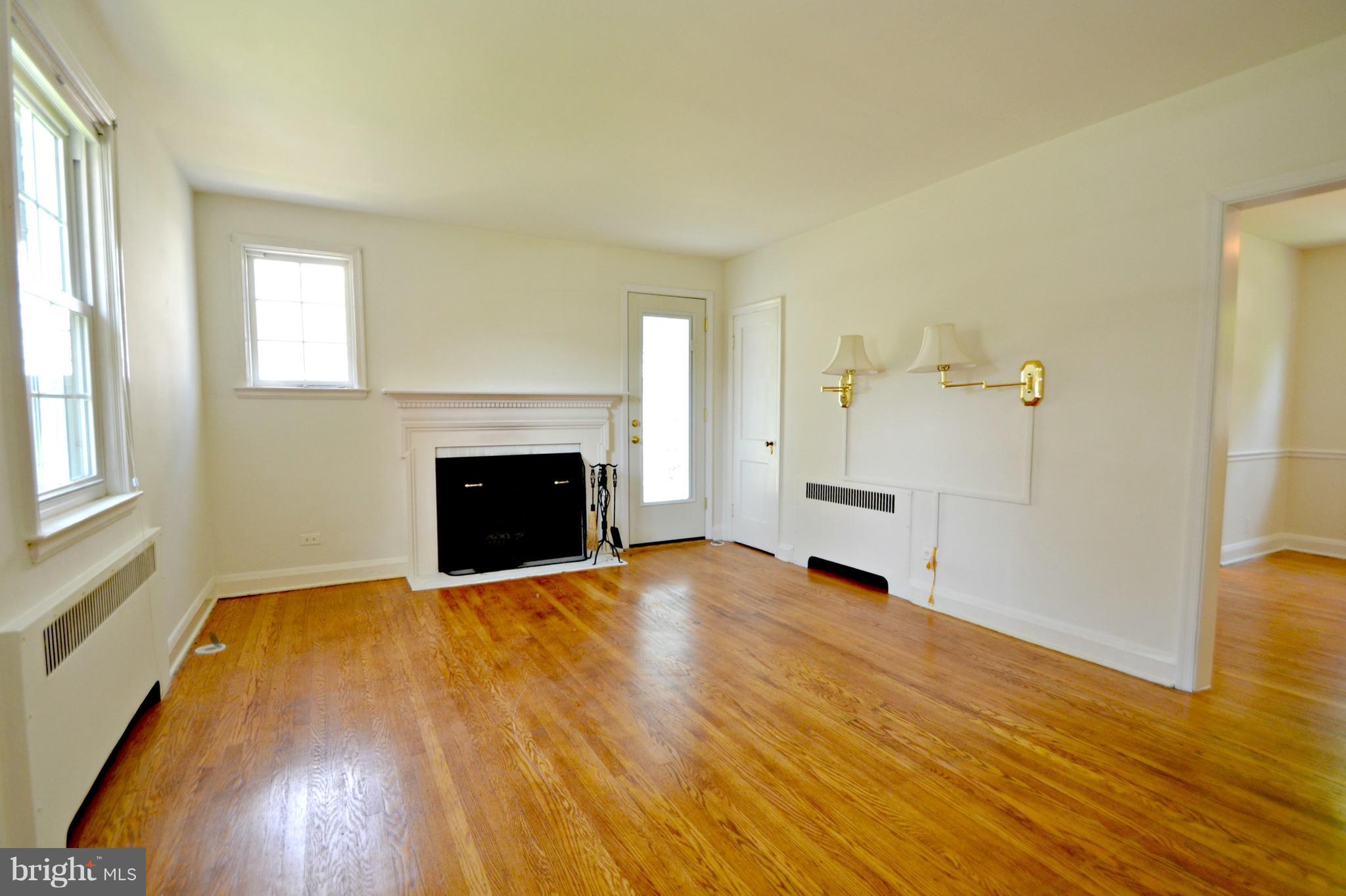 310 Alabama Road Towson, MD 21204 - Photo 2 of 25 Living Room