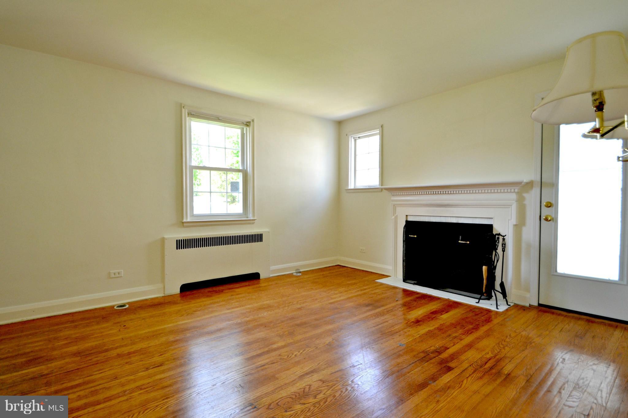 310 Alabama Road Towson, MD 21204 - Photo 3 of 25 Living Room