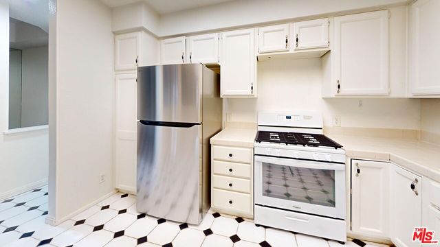 $2,900 | 5420 Sylmar Avenue, Unit 218, Sherman Oaks, CA 91401