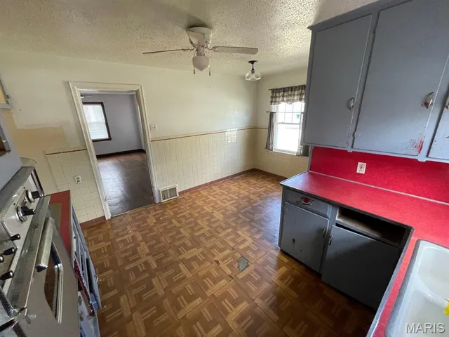 $44,000 | 810 Halloran Avenue, Wood River, IL 62095