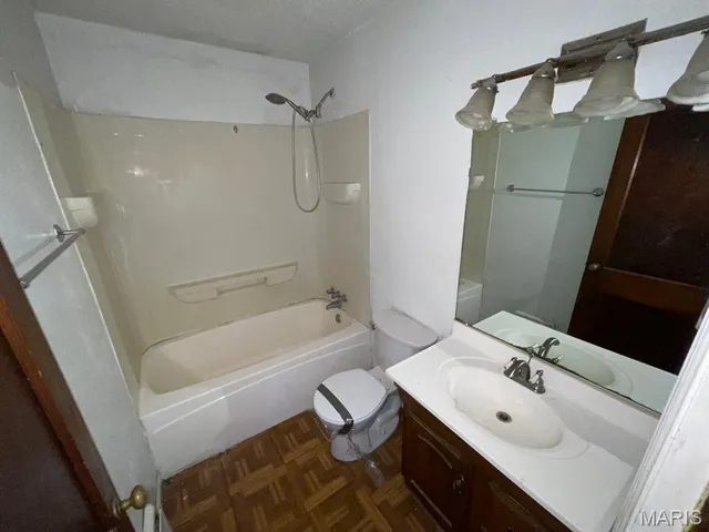 $44,000 | 810 Halloran Avenue, Wood River, IL 62095