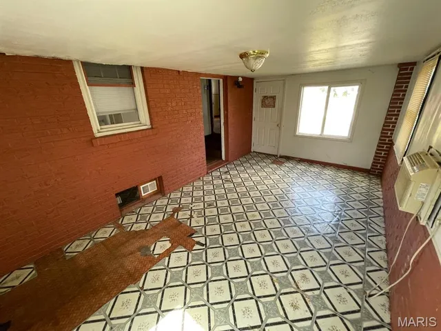 $44,000 | 810 Halloran Avenue, Wood River, IL 62095