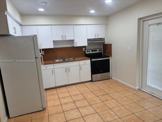 1910 Southwest 99th Avenue, Unit 1 Miramar, FL 33025 - Photo 7 of 17 a kitchen with a sink and a refrigerator