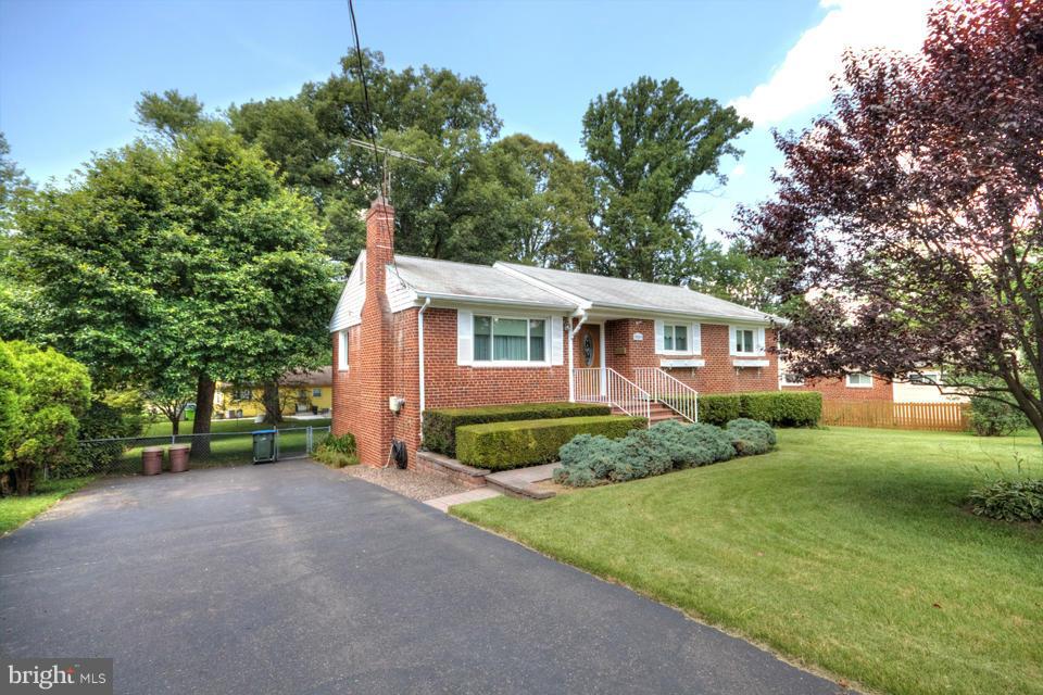 5804 Accomac Street Springfield, VA 22150 - Photo 2 of 29 Exterior (Front)
