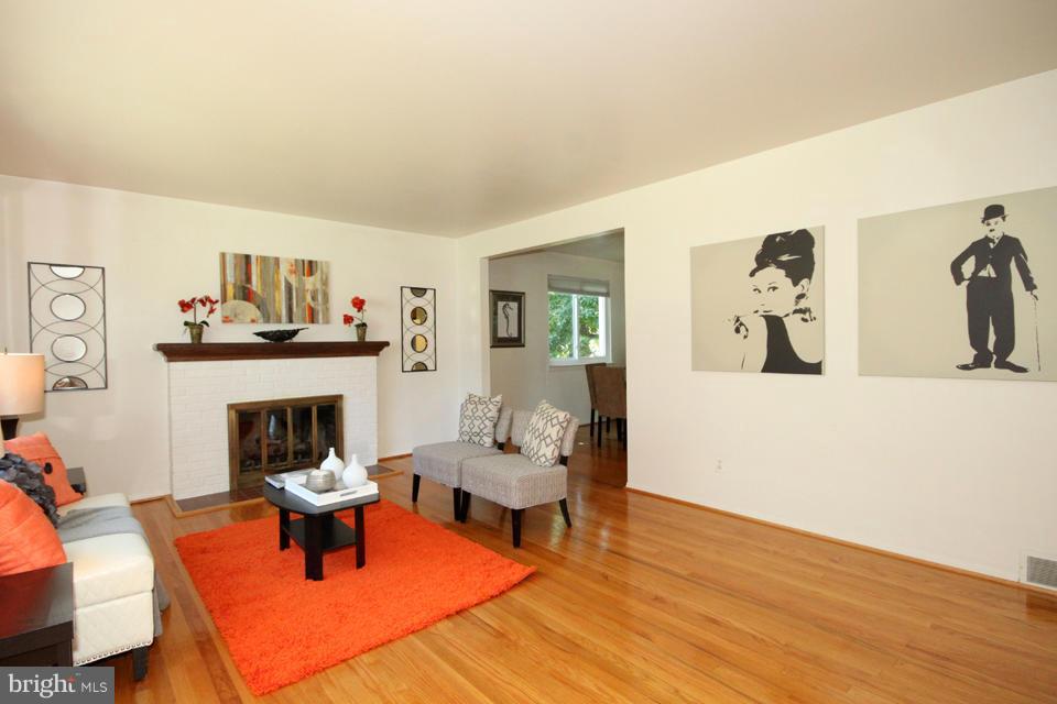 5804 Accomac Street Springfield, VA 22150 - Photo 3 of 29 Living Room