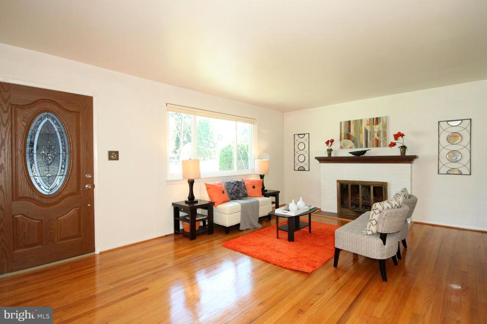 5804 Accomac Street Springfield, VA 22150 - Photo 4 of 29 Living Room