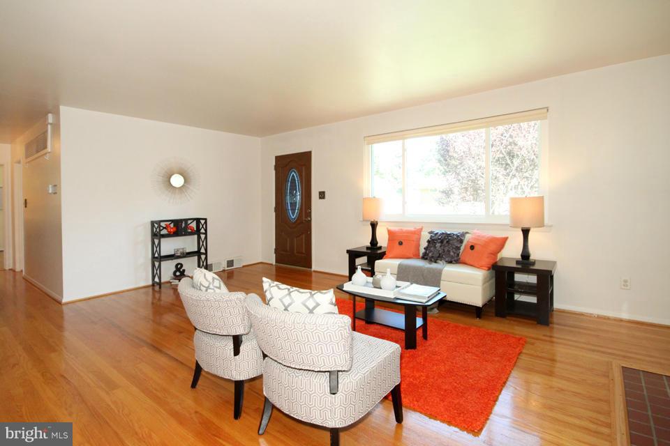 5804 Accomac Street Springfield, VA 22150 - Photo 5 of 29 Living Room