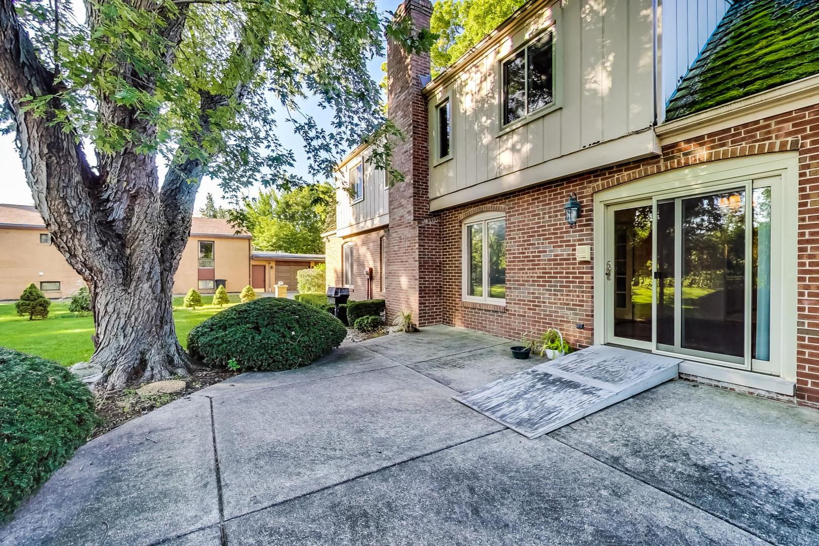 2813 Meyers Road Oak Brook, IL 60523 - Photo 58 of 62 a front view of a building with garden
