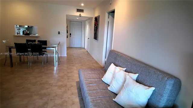 $1,899 | 5200 Washington Street, Unit 302, Hollywood, FL 33021