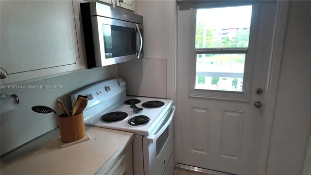 $1,899 | 5200 Washington Street, Unit 302, Hollywood, FL 33021