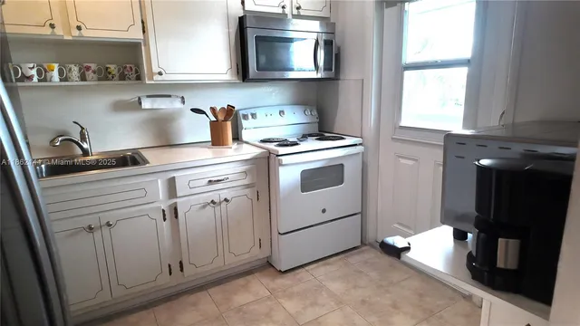 $1,899 | 5200 Washington Street, Unit 302, Hollywood, FL 33021