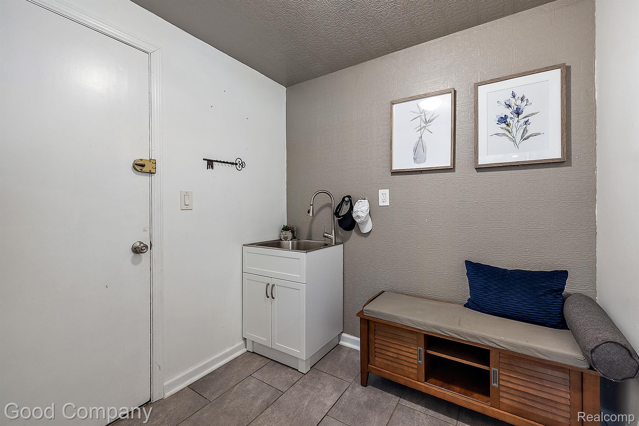 5450 Lahser Road Bloomfield Hills, MI 48302 - Photo 15 of 44 Mud room or possible main floor laundry