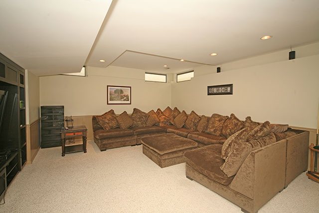 26W400 Churchill Road Winfield, IL 60190 - Photo 23 of 24 a living room with furniture