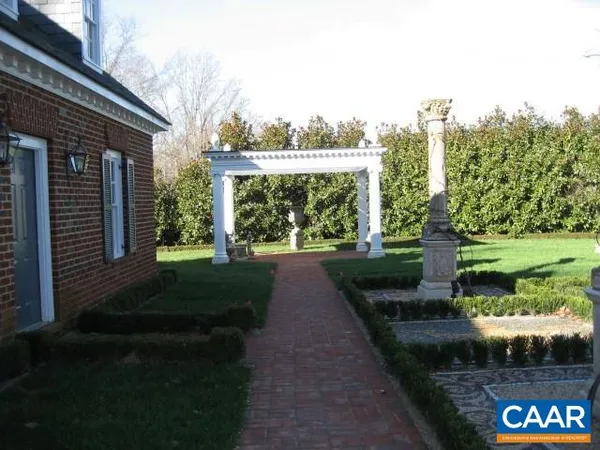 a view of a back yard