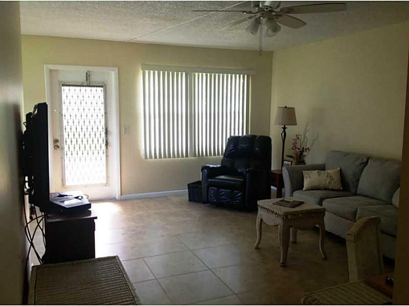 514 Fanshaw M, Unit 514 Boca Raton, FL 33434 - Photo 20 of 35 Living Room