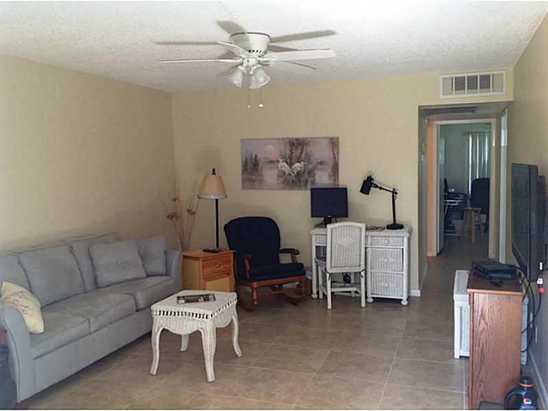 514 Fanshaw M, Unit 514 Boca Raton, FL 33434 - Photo 8 of 35 Living Room