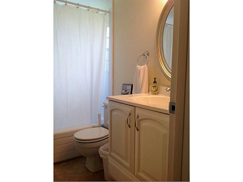 514 Fanshaw M, Unit 514 Boca Raton, FL 33434 - Photo 10 of 35 Bathroom
