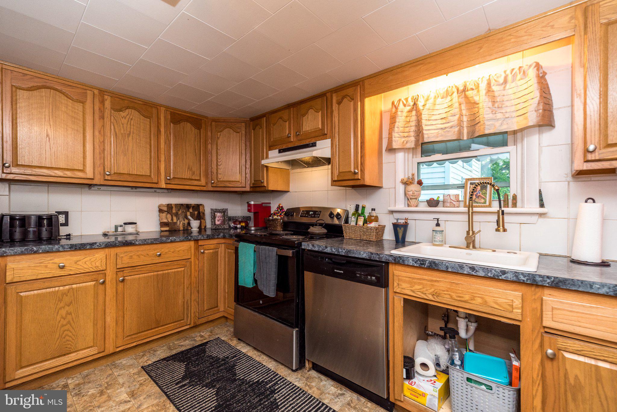 109 Ridge Street Reading, PA 19607 - Photo 9 of 41 Warm and inviting kitchen space.