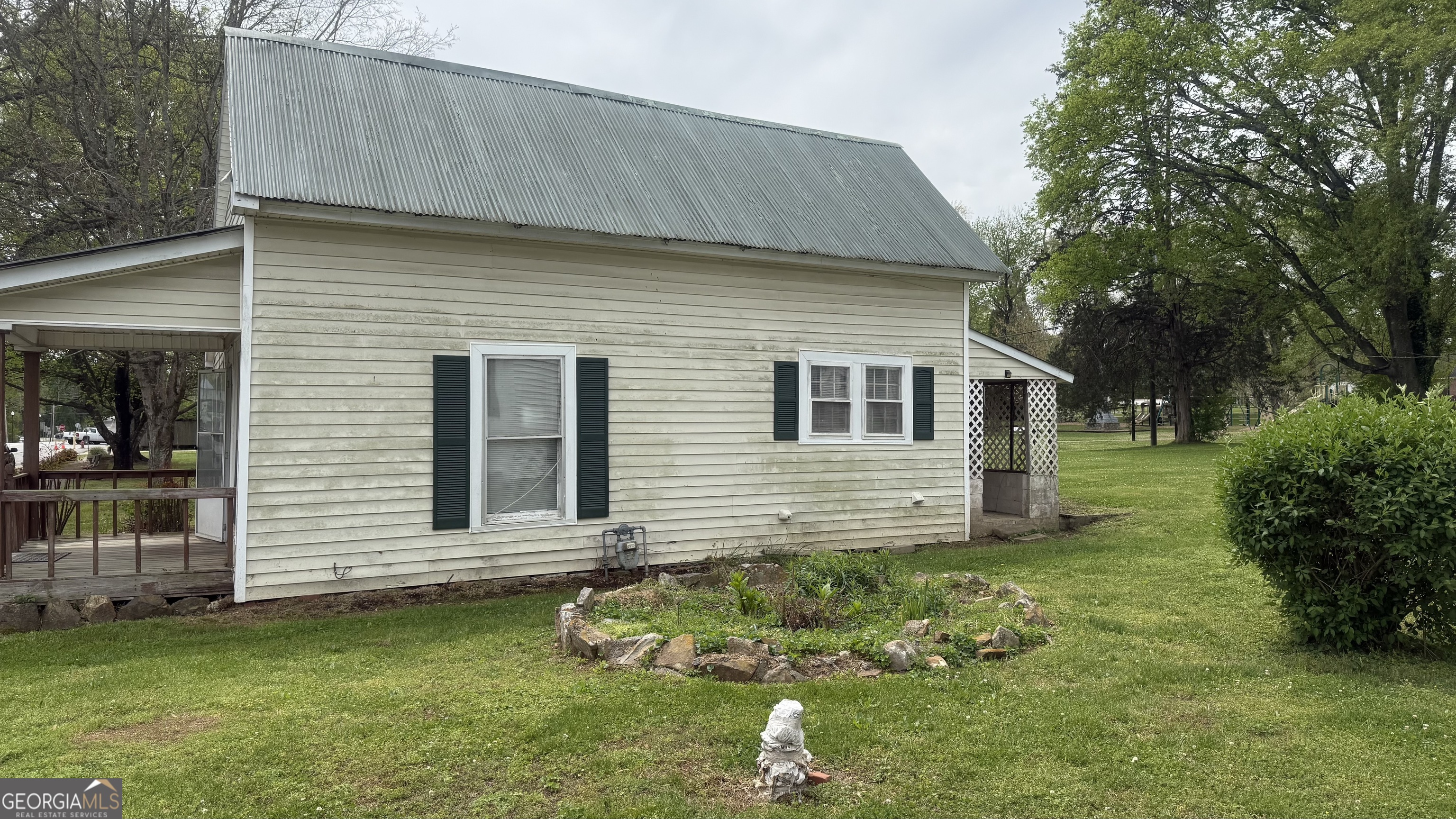 3051-337 337th Menlo, GA 30731 - Photo 2 of 3 a front view of a house with garden