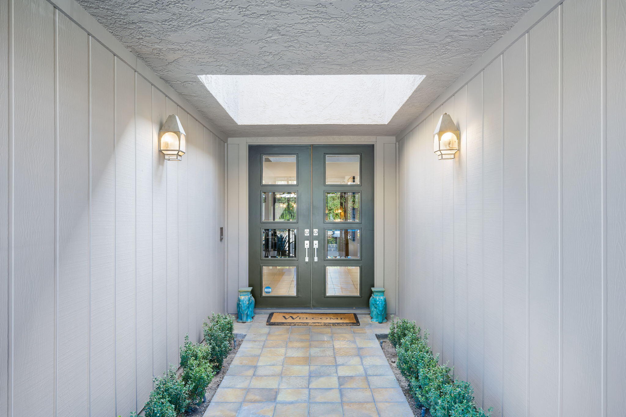 18 Lehigh Court Rancho Mirage, CA 92270 - Photo 4 of 53 a view of a entryway of the house