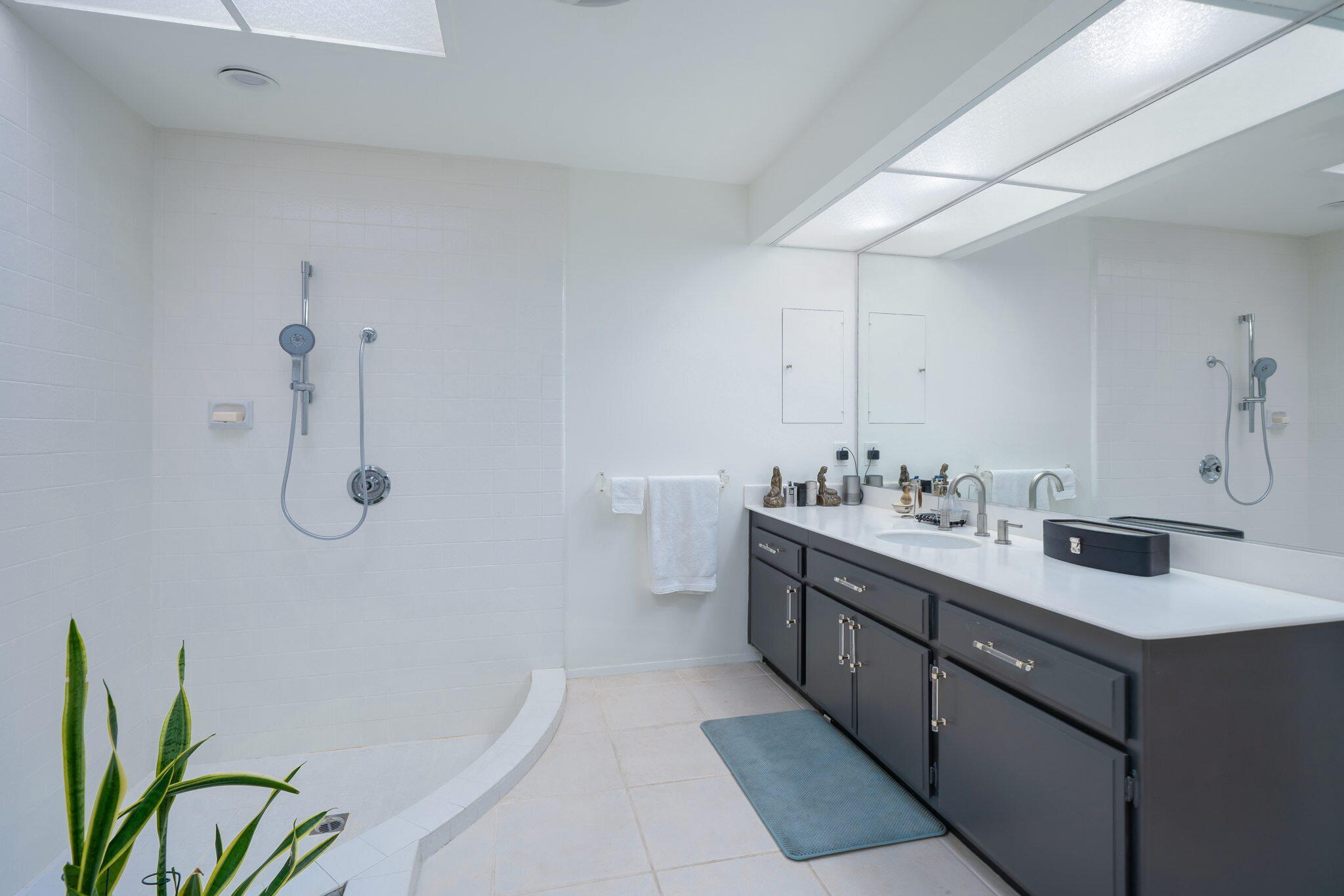 18 Lehigh Court Rancho Mirage, CA 92270 - Photo 37 of 53 a bathroom with a double vanity sink and a bathtub