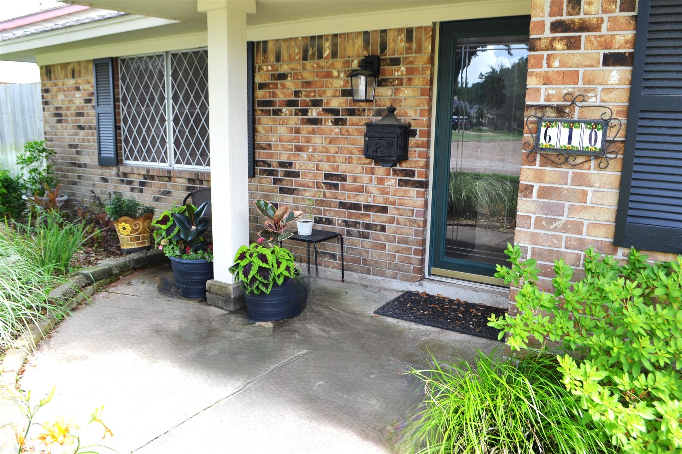 610 East X Street Deer Park, TX 77536 - Photo 5 of 44 a front view of a house with a garden