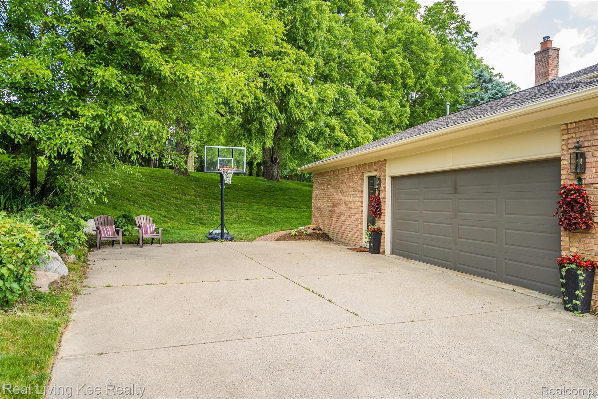 1802 North Kilburn Road Rochester, MI 48306 - Photo 4 of 35 4.jpeg